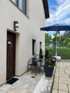 Az apartman bejárata kis kiülővel