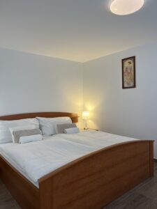 Franciaágy fehér ágyneművel